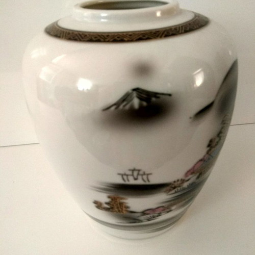 Porcelain vases used, Kutani 17 cm and Gold Peony 13 cm