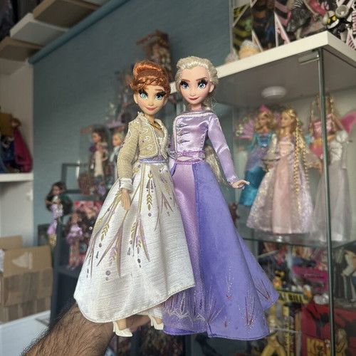 Frozen 2 Deluxe Elsa and Anna Dolls