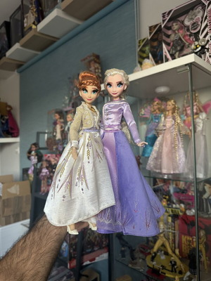Frozen 2 Deluxe Elsa and Anna Dolls