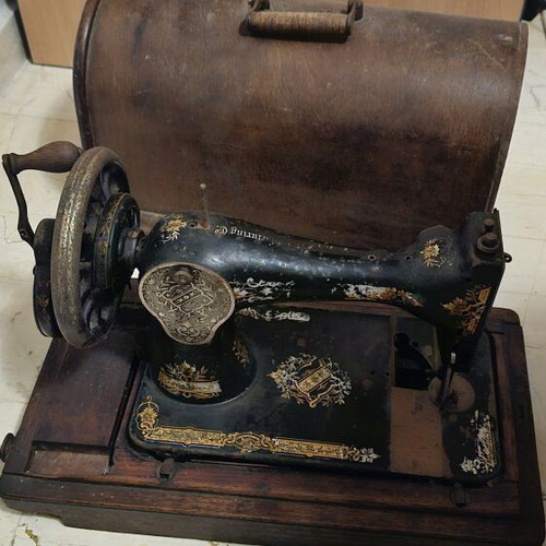 Singer Vintage Sewing Machine 1906 used, collectible