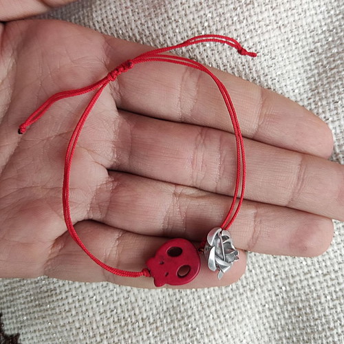 Bracelet with howlite skull and aluminum rose new
