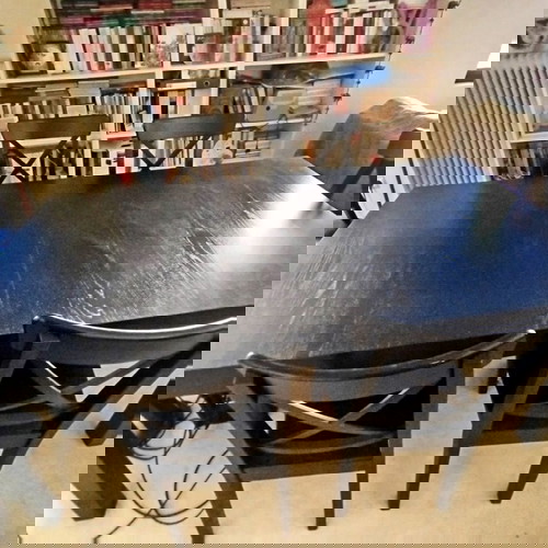 Μαύρη τραπεζαρία ΙΚΕΑ με 6 καρέκλες σαν καινούργιο