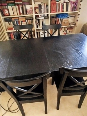 Μαύρη τραπεζαρία ΙΚΕΑ με 6 καρέκλες σαν καινούργιο