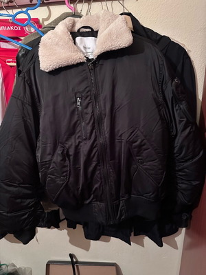Γυναικείο μπουφάν Bershka XS μαύρο καινούργιο με λάστιχο στη μέση