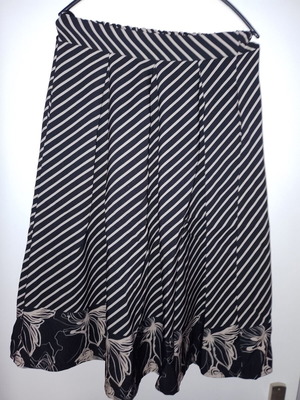 Midi flare skirt with pattern, elastic waist, size S-M, like new