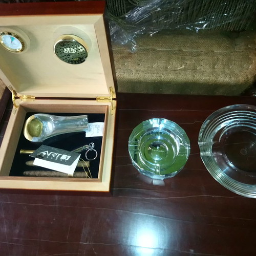 Collectible cigar smoker set new with Saint Louis crystal and accessories