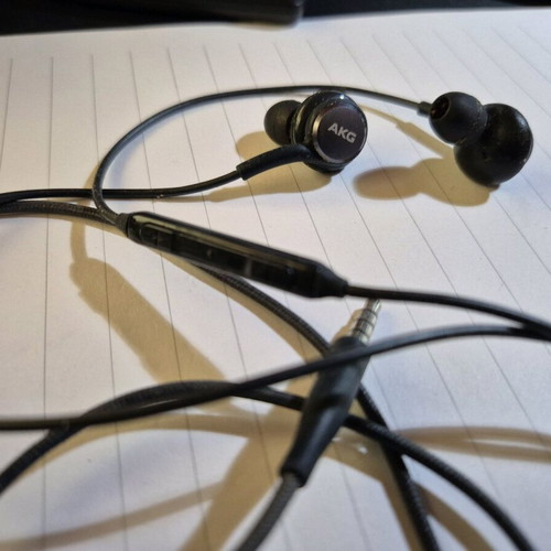 Samsung Tuned by AKG EO-IG955 In-ear Handsfree like new, black with 3.5mm jack