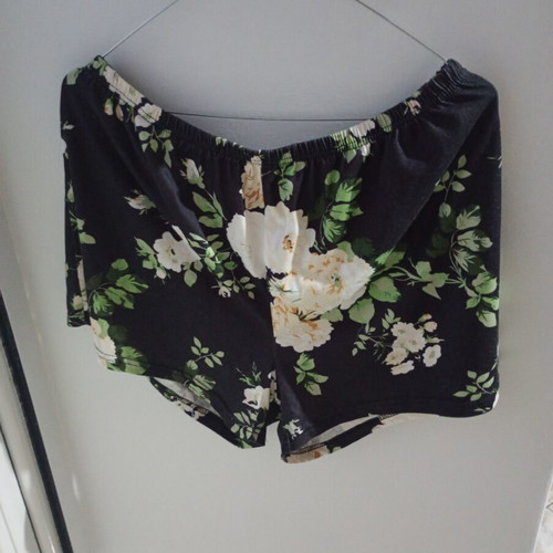 XL shorts like new, floral print