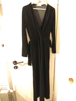 Mango black velvet one-piece like new with neckline and matching belt size M