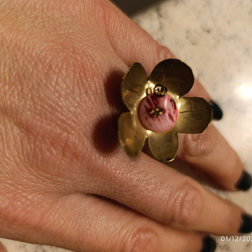 Handmade adjustable ring with pink stone like new, gold color