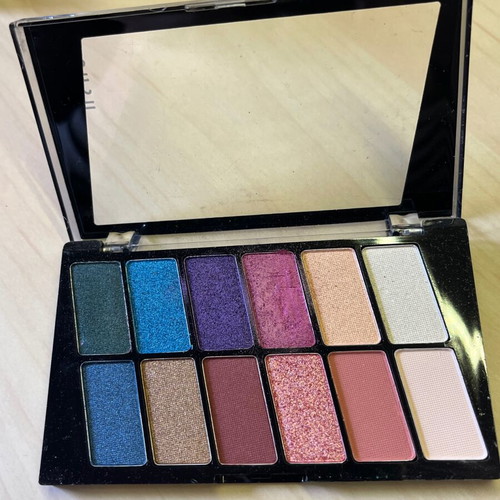 UsHas eyeshadow palette new, unused