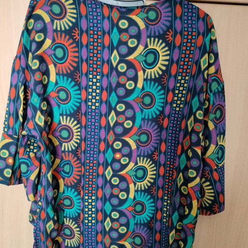 T-shirt like new, multicolor, fits medium and large