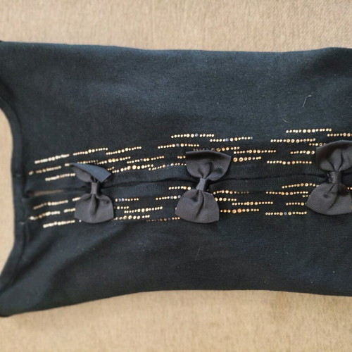Thin wool sweater like new with back design black