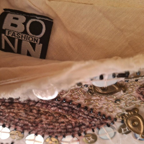 White skirt with embroidery, like new, 100% cotton, size M