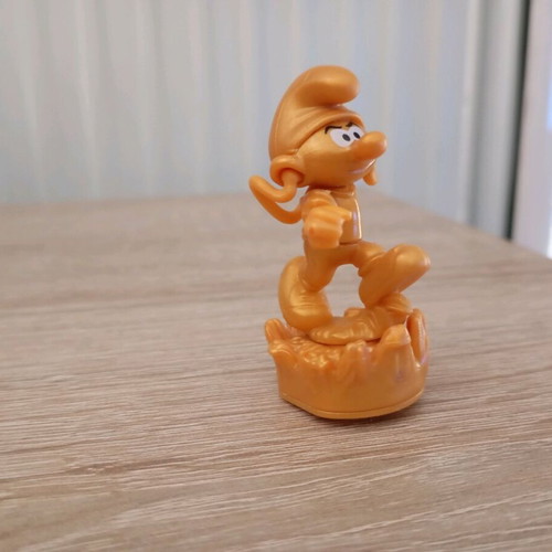 Φιγούρα χρυσό στρουμφάκι Kinder