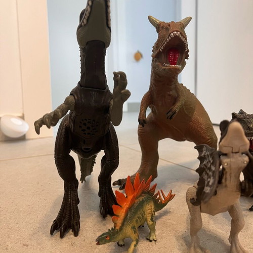 Dinosaur figures like new set of 9, 2 with sound