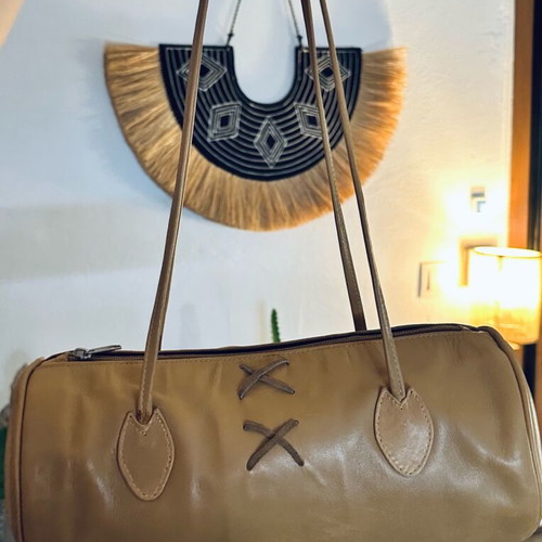 Vintage Vera Pelle leather barrel shoulder bag like new, beige