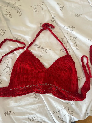 Red knitted top new, ties at neck and back
