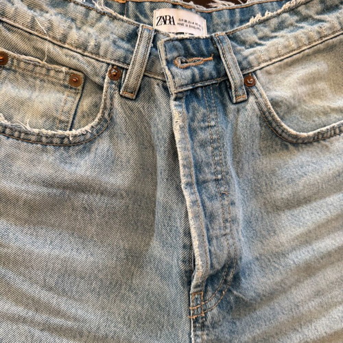 Τζιν ψηλομέσο Zara μεταχειρισμένο με σκίσιμο στο γόνατο νούμερο 36