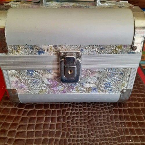 Jewelry box new pink and silver with lock for jewelry