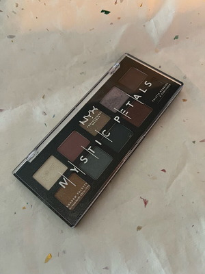 NYX Mystic Petals palette like new
