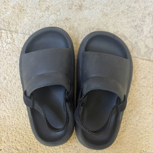Zara sandals size 23 like new, black, foam material