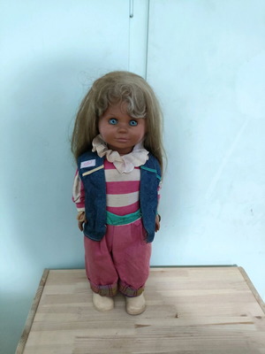 Collectible doll used from the 80s with movement and speech