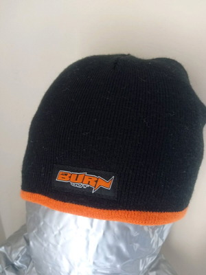 Плетена шапка Burnout употребявана, черна с оранжева ивица