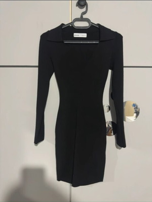 Φόρεμα Bershka μαύρο με V σαν καινούργιο XS