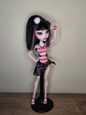 Monster High Skull Shores Draculaura doll used