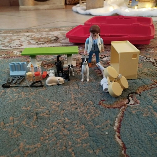 Playmobil veterinary clinic like new with suitcase for easy transport