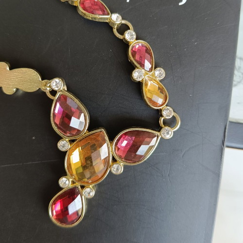 Necklace with semiprecious stones like new, red and gold