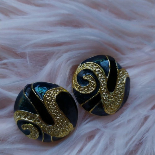 Vintage 90's clip-on earrings used in very good condition