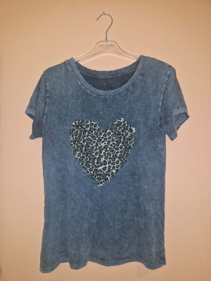 San aeriko t-shirt like new, grey with studded heart