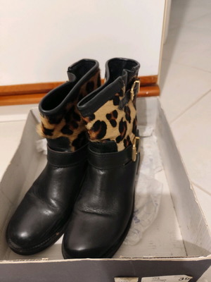 Leather short boots tiger print like new, size 39, black and brown