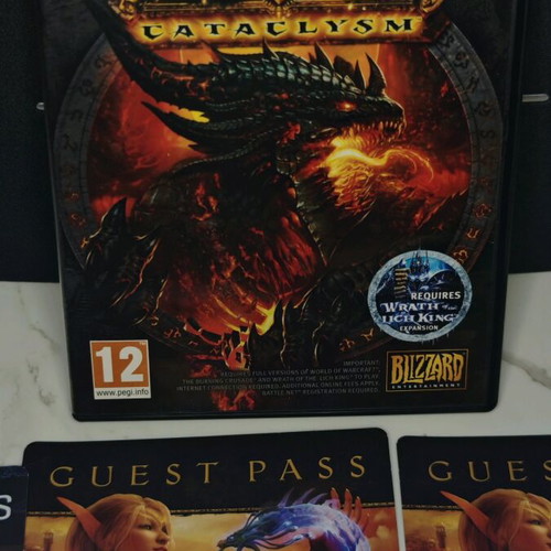 World of Warcraft Cataclysm collectible set like new with box, manual and guest passes