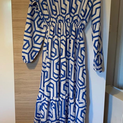 Maxi dress in comfortable fit like new, white and blue, size M-L