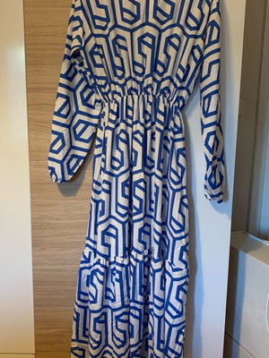 Maxi dress in comfortable fit like new, white and blue, size M-L