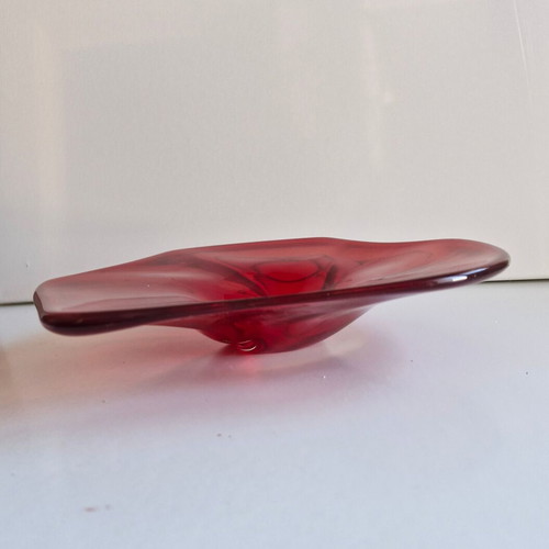 Red glass plate used, asymmetric design