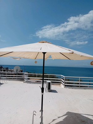Garden veranda umbrella like new, aluminum frame without canopy