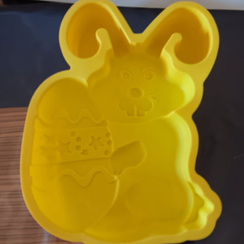 Silicone cake mold with Easter design like new