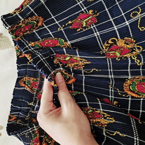 Vintage pleated skirt with elastic waist and baroque pattern S-M