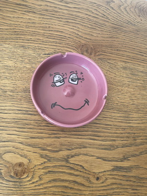 Vintage smiley face ceramic ashtray like new, pink