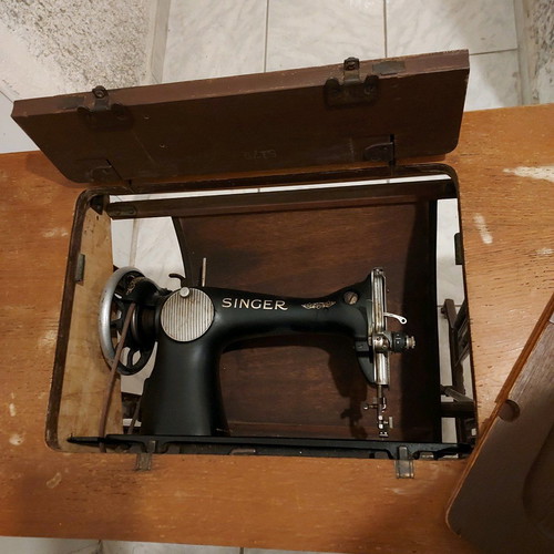 Singer sewing machine used in excellent condition