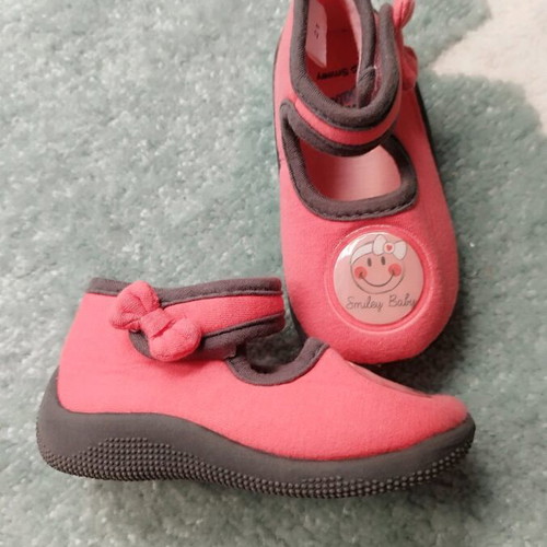 Baby slippers size 21 like new with bow and non-slip sole