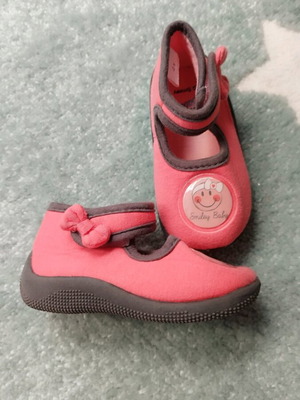 Baby slippers size 21 like new with bow and non-slip sole