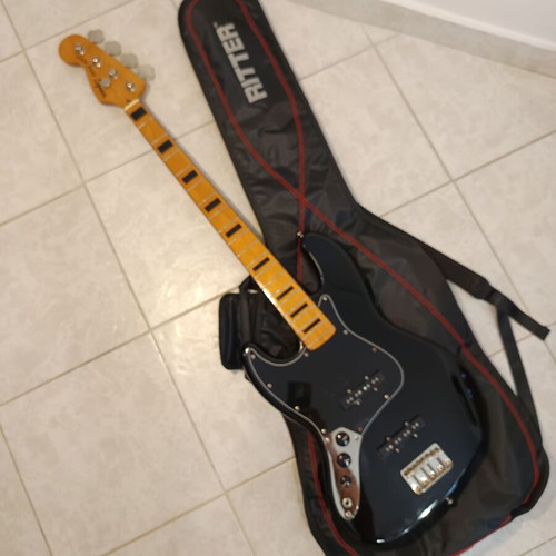 Fender Squier Classic Vibe '70s Jazz Bass left-handed electric bass