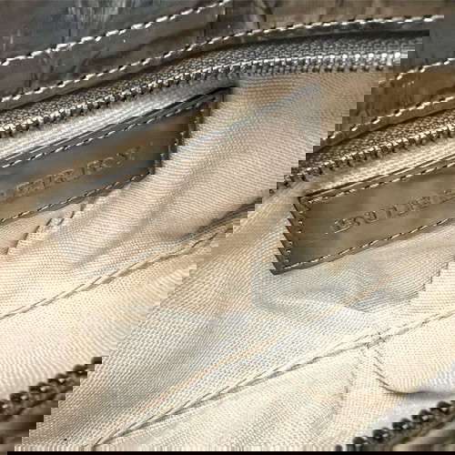 Burberry чанта за рамо употребявана, бежова и сребърна лакова кожа