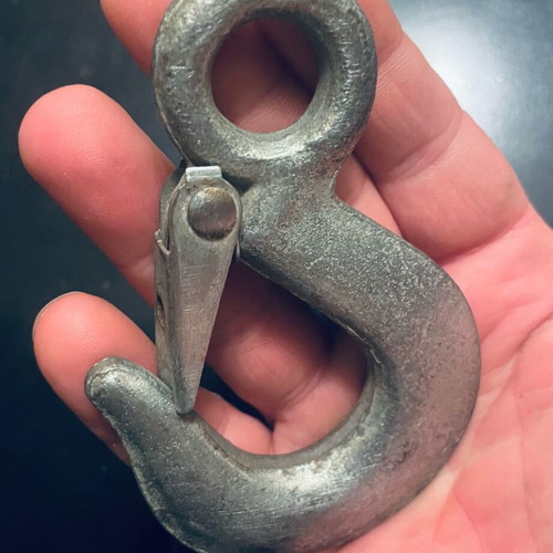 Lifting hook 700k new with safety latch