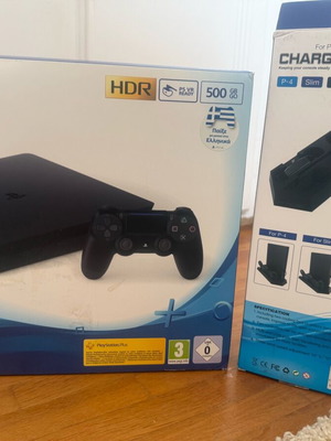 Sony PlayStation 4 Slim 500GB като нов с поставка и аксесоари